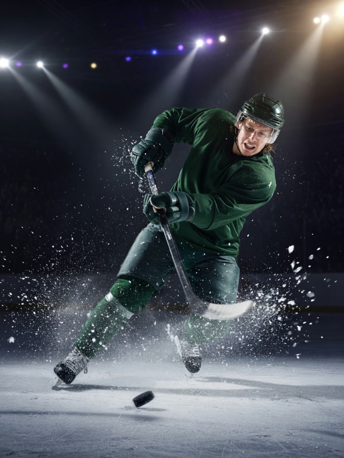 Ishockeyspelare åker skridskor i en ishall